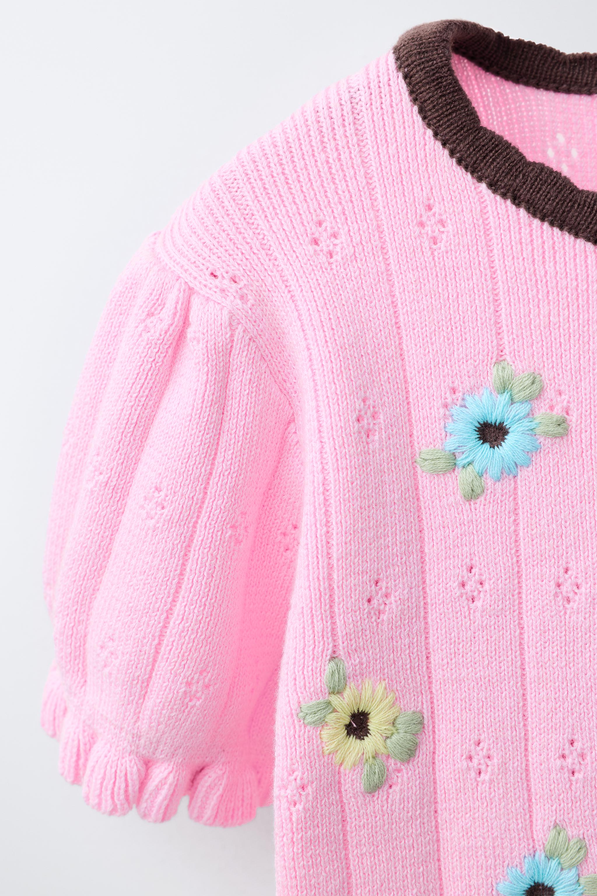 TOP EN MAILLE CONTRASTE FLEURS BRODÉES